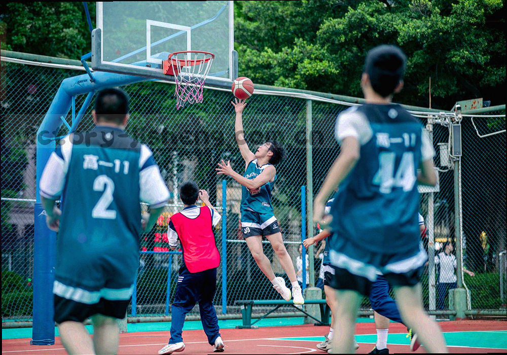 三步下载与安装流程的抽象线条与箭头示意